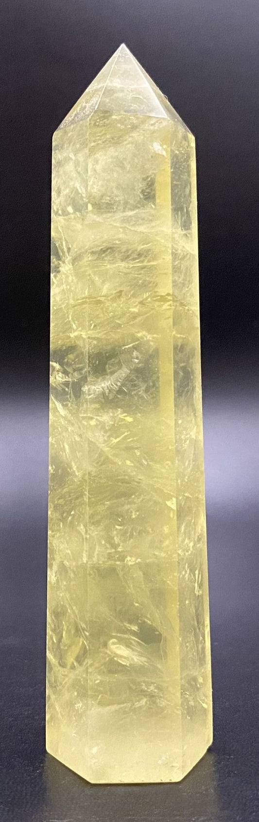 Obelisc din piatra semipretioasa de citrin pe fundal negru