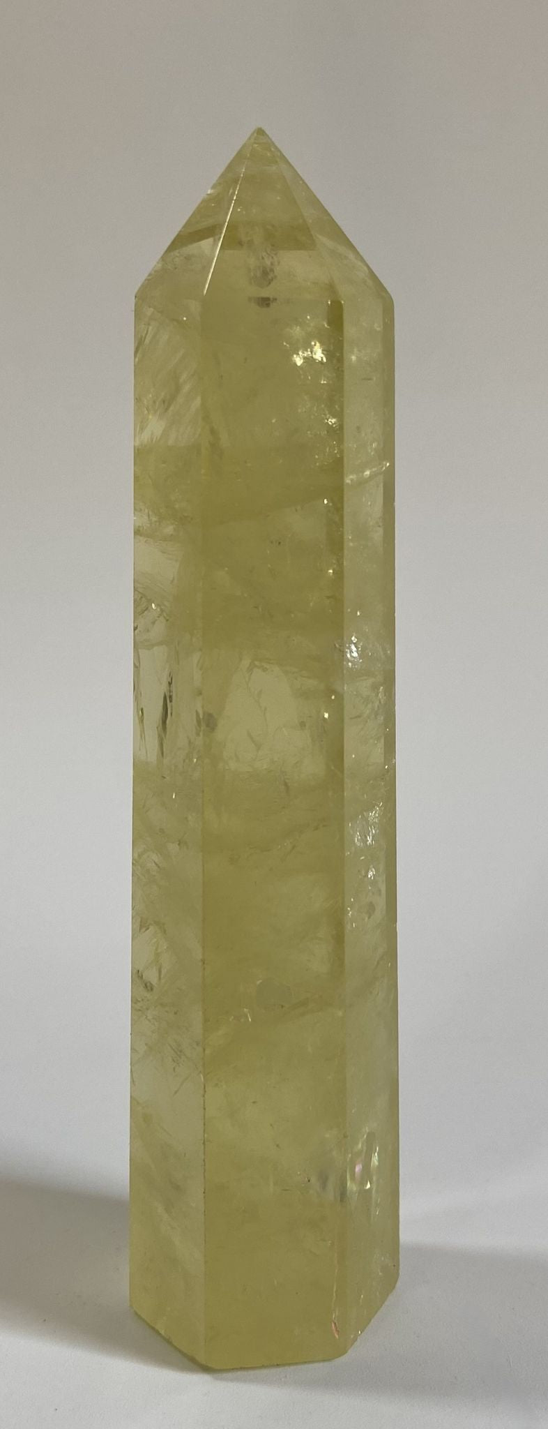 Obelisc din cristal de citrin pe fundal alb