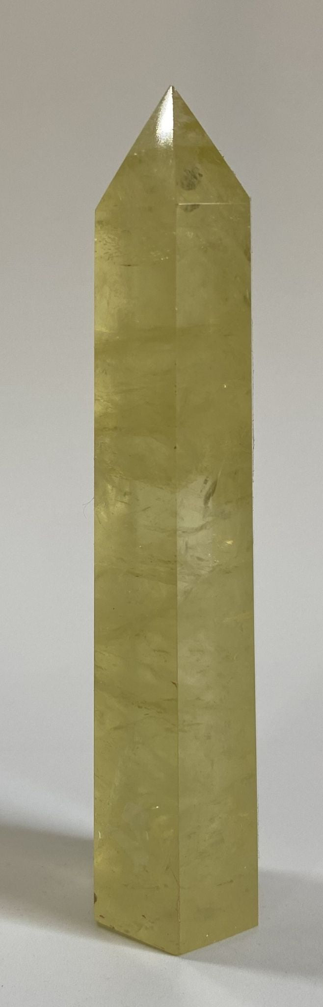 Obelisc de 10.4cm din piatra semipretioasa de citrin pe fundal alb