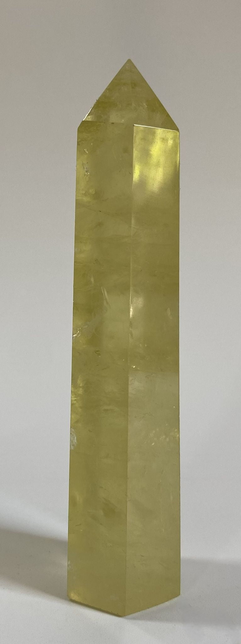 Obelisc de 10.4cm din cristal de citrin pe fundal alb