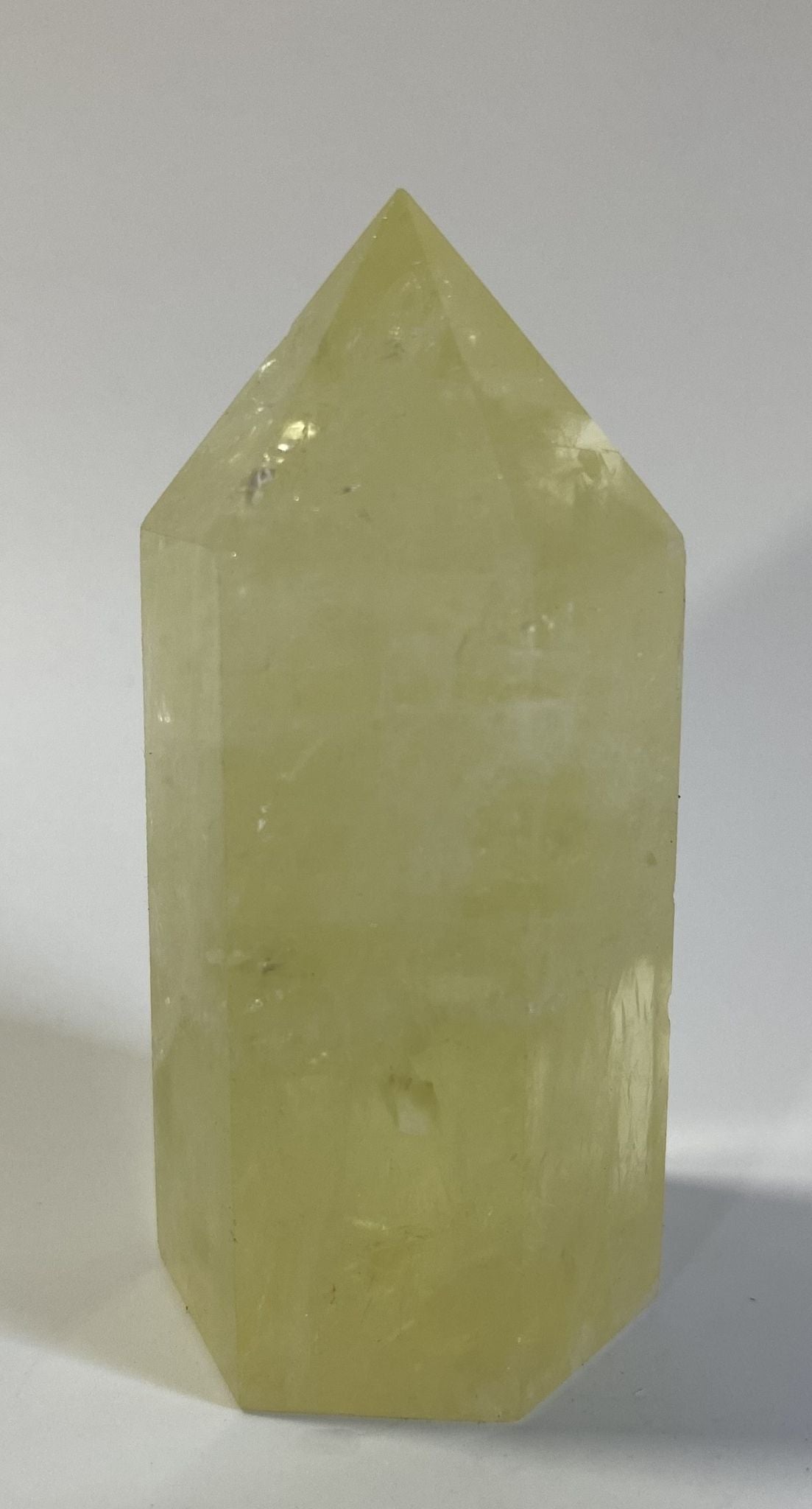 Obelisc din piatra semipretioasa de citrin pe fundal alb