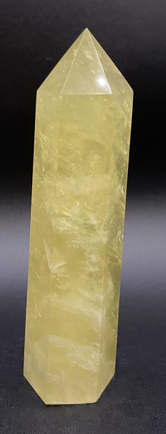 Obelisc din cristal de citrin pentru meditatie pe fundal negru