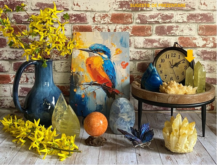 Decor cu obelisc din cristal de citrin pentru meditatie cu vaza cu flori galbene