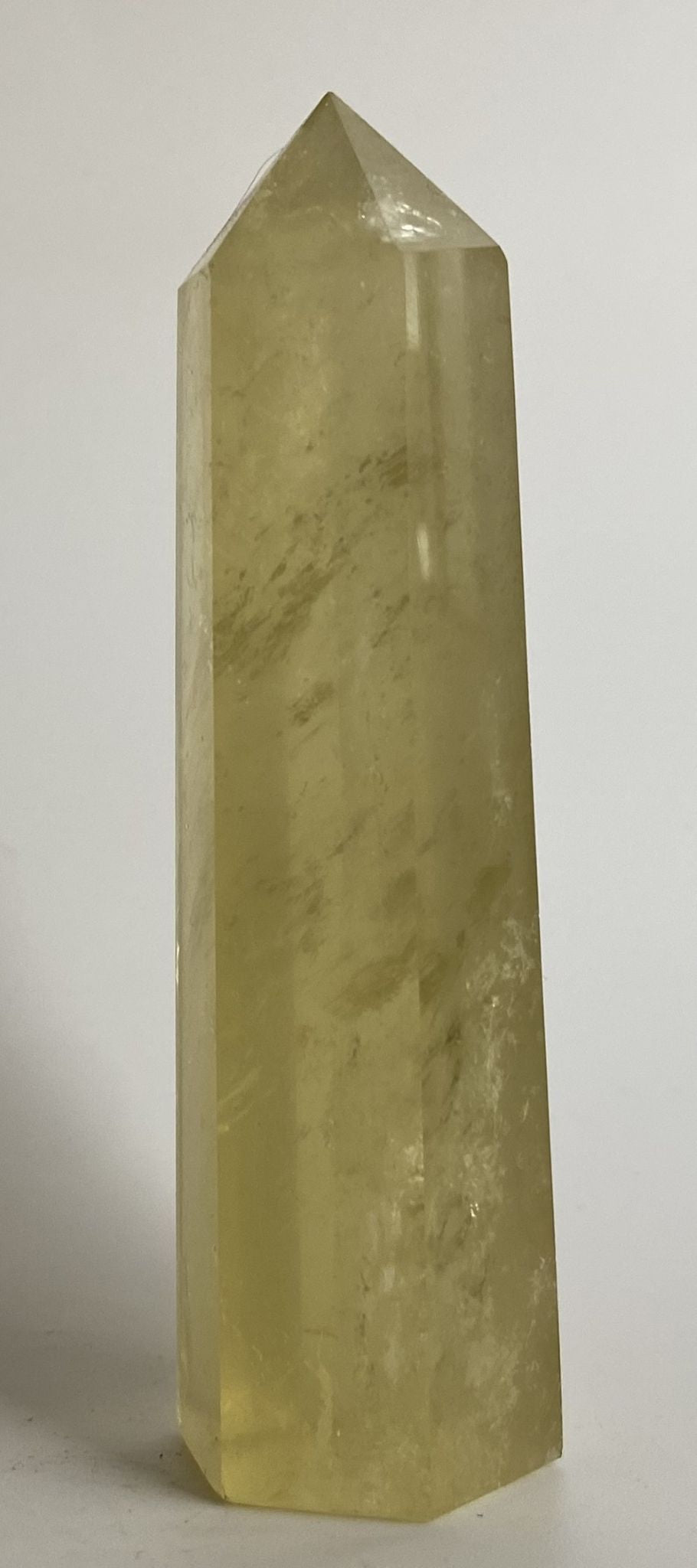 Obelisc din cristal de citrin pentru meditatie pe fundal alb