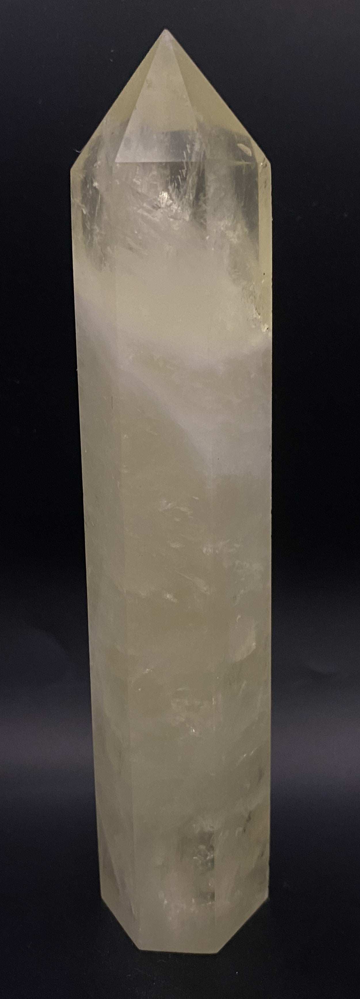 Obelisc din Citrin piatra semipretioasa galben transparent pe fundal negru