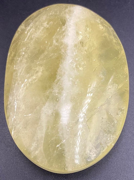 Palm Stone din piatra semipretioasa de citrin pe fundal negru