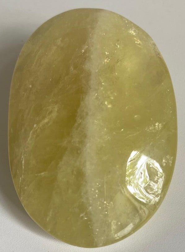 Palm Stone din piatra semipretioasa de citrin pe fundal alb