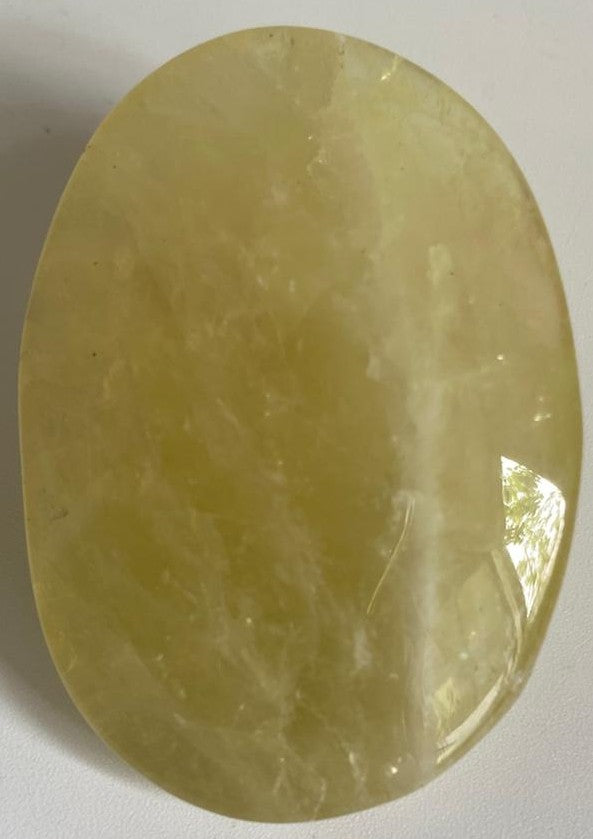 Palm Stone din cristal de citrin pe fundal alb