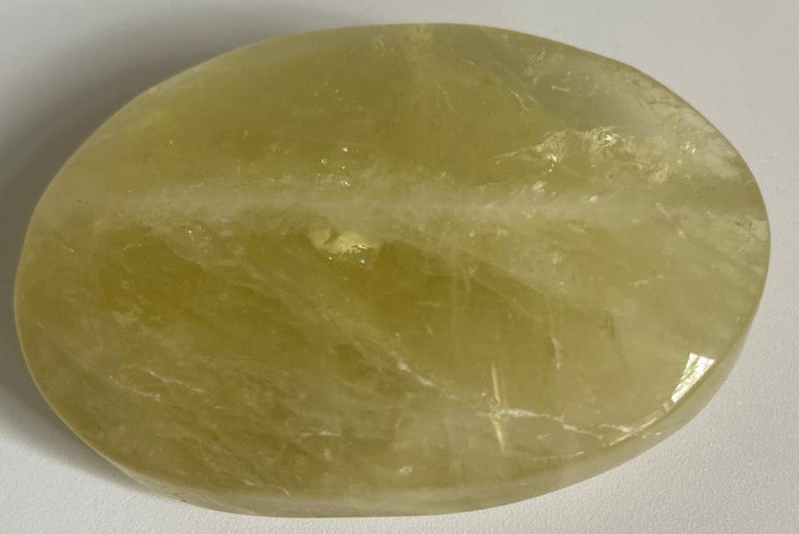 Palm Stone de 6.5cm din piatra semipretioasa de citrin pe fundal alb