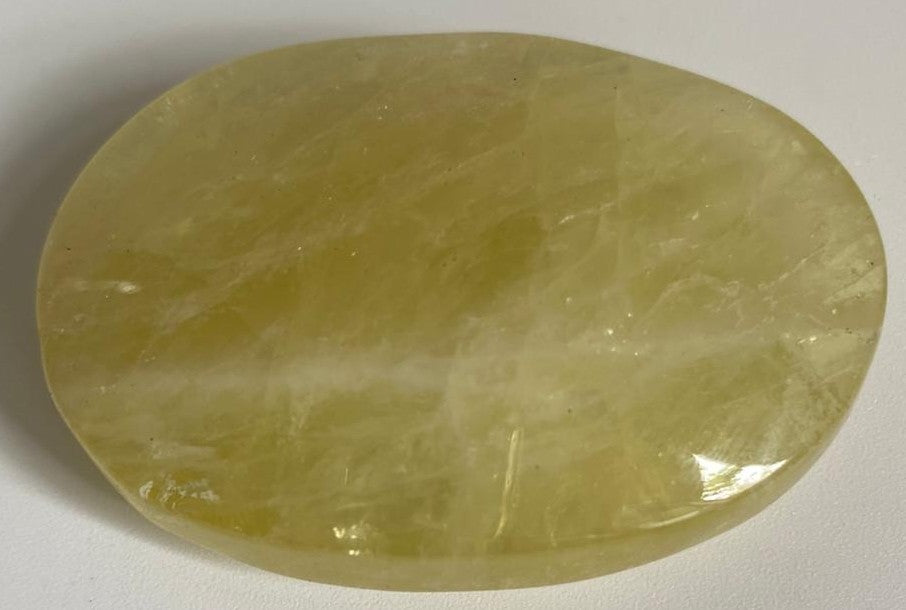 Palm Stone de 6.5cm din cristal de citrin pe fundal alb