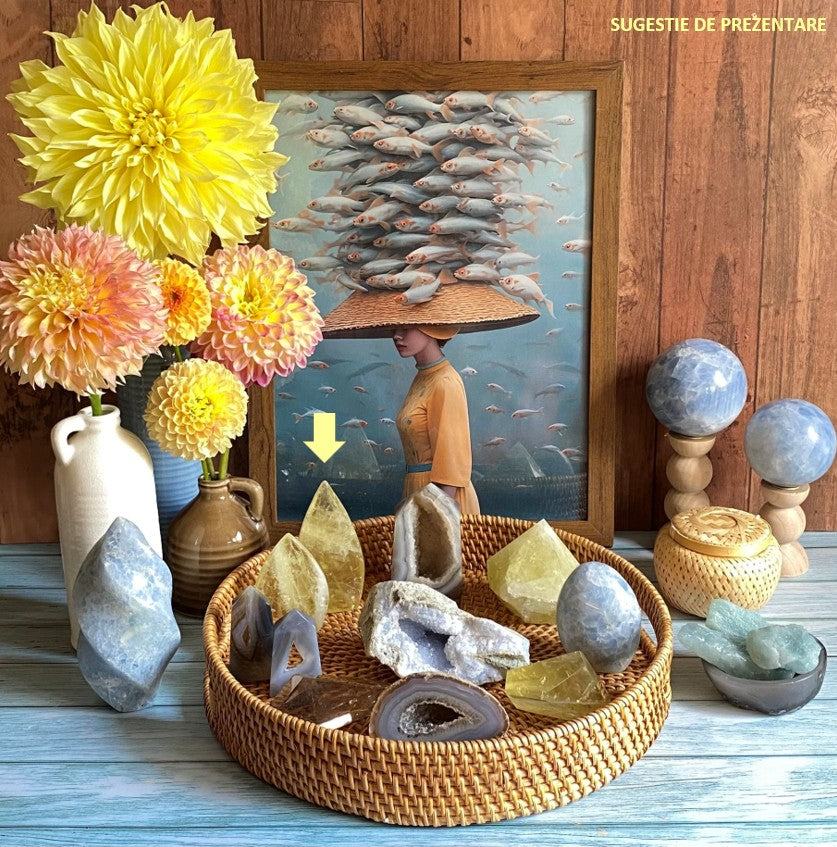 Sculptura din citrin galben, decoratiune piatra semipretioasa de 11.3 cm, prezentata intr-un aranjament decorativ cu floarea si alte cristale.