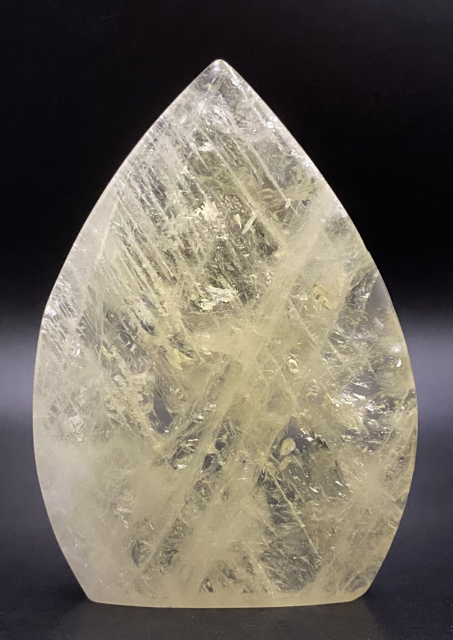 Sculptura din cristal de citrin pe fundal negru