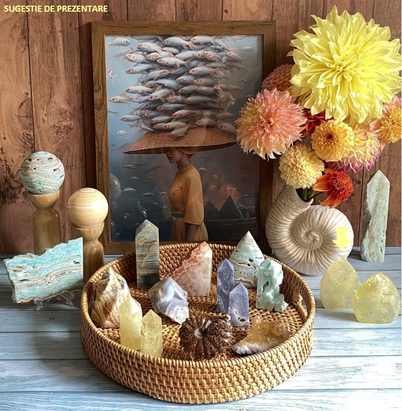 Decor cu sculptura din cristal de citrin si vaza cu dalii