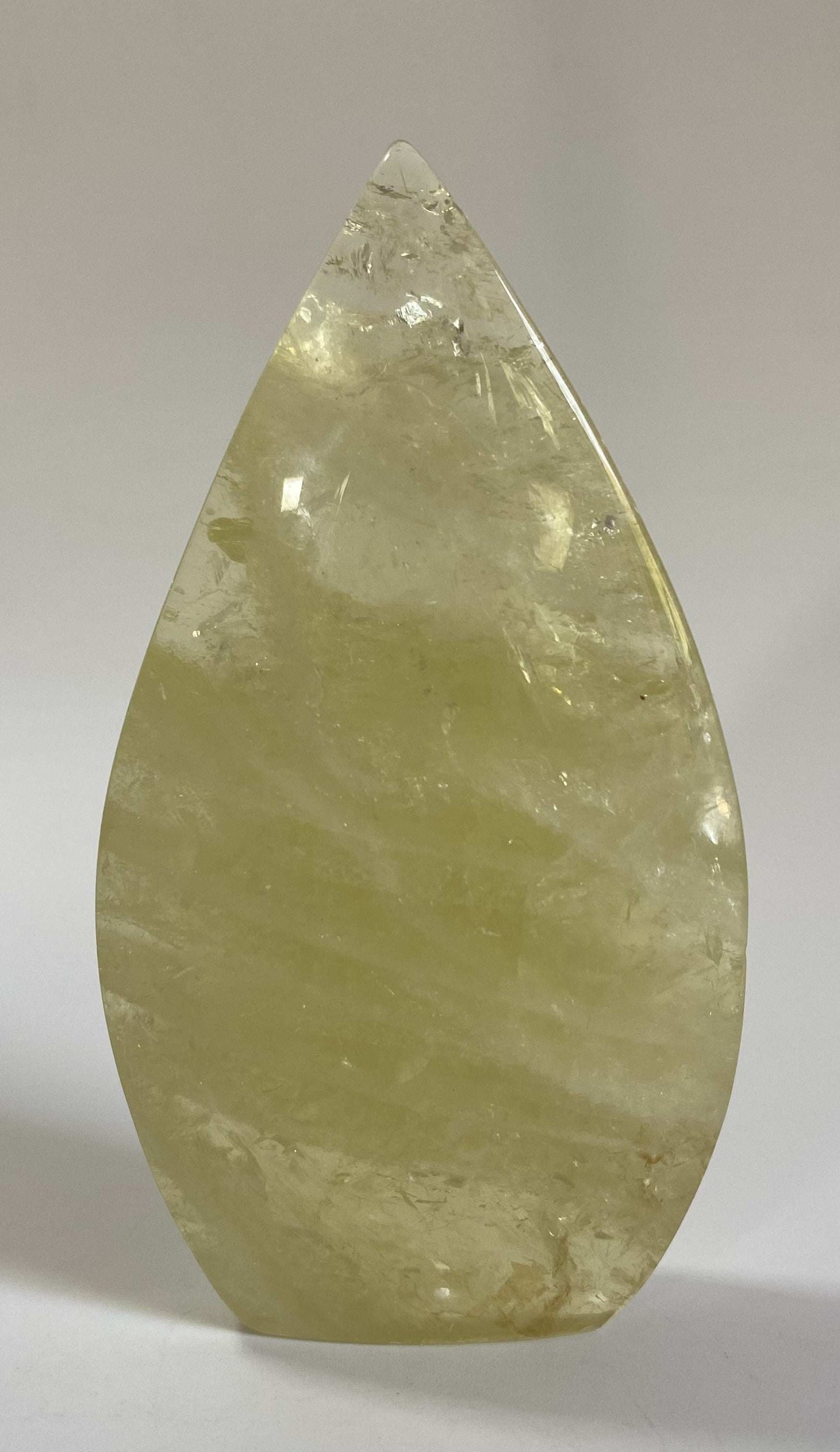 Sculptura din citrin natural de 11.4cm, piatră semiprețioasă translucidă și lustruită.