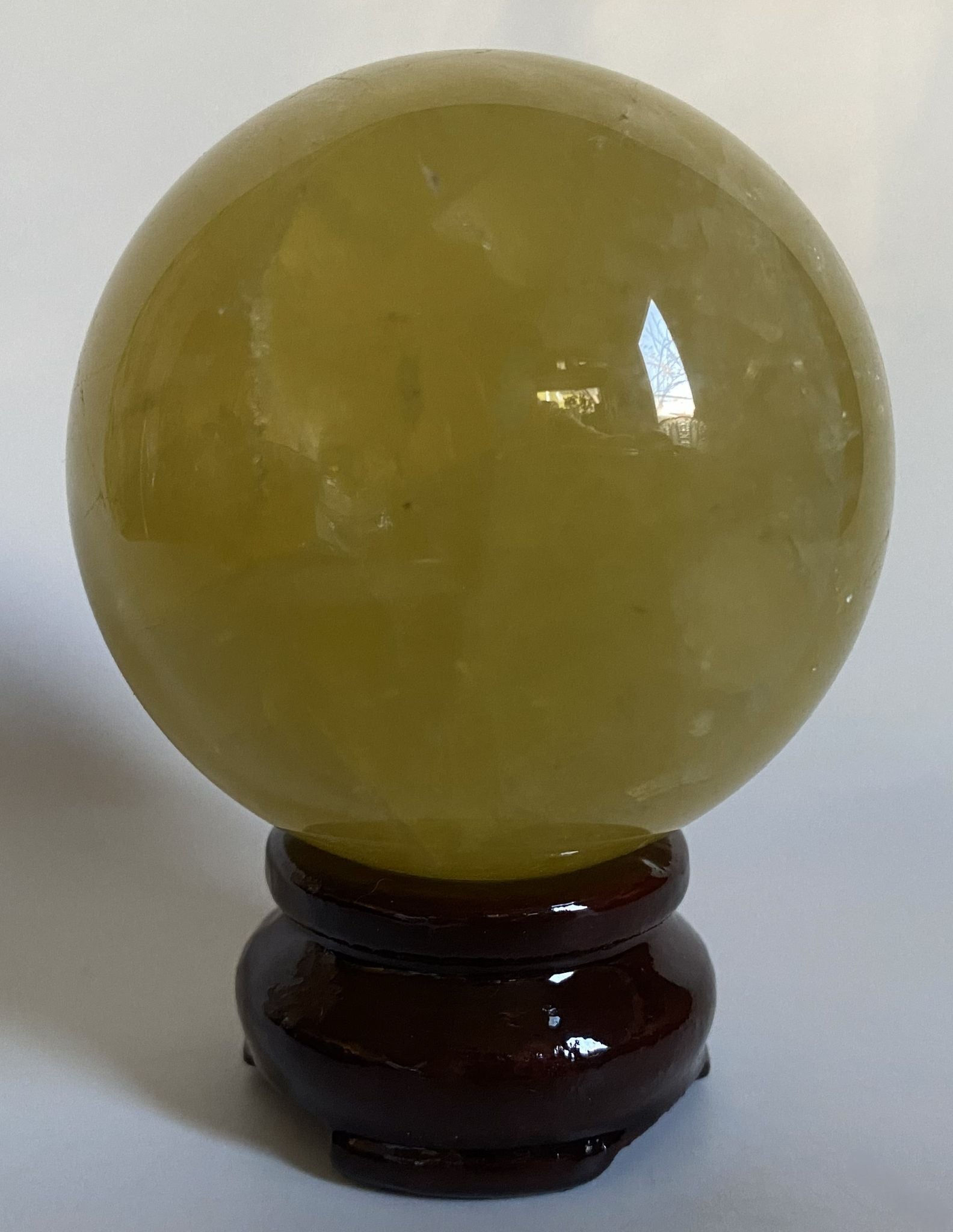 Sfera de 6.6cm din piatra semipretioasa de citrin pe suport din lemn cu fundal alb