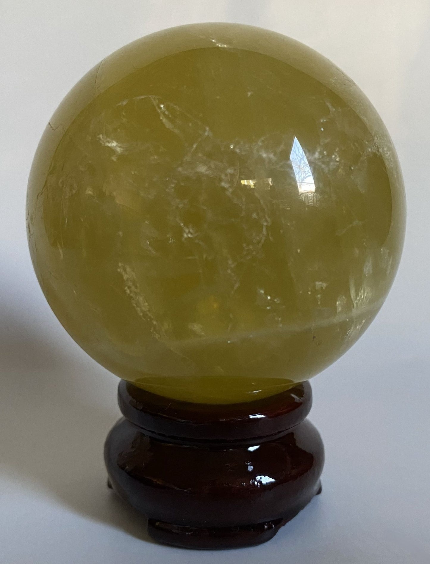 Sfera de 6.6cm din cristal de citrin pe suport din lemn cu fundal alb