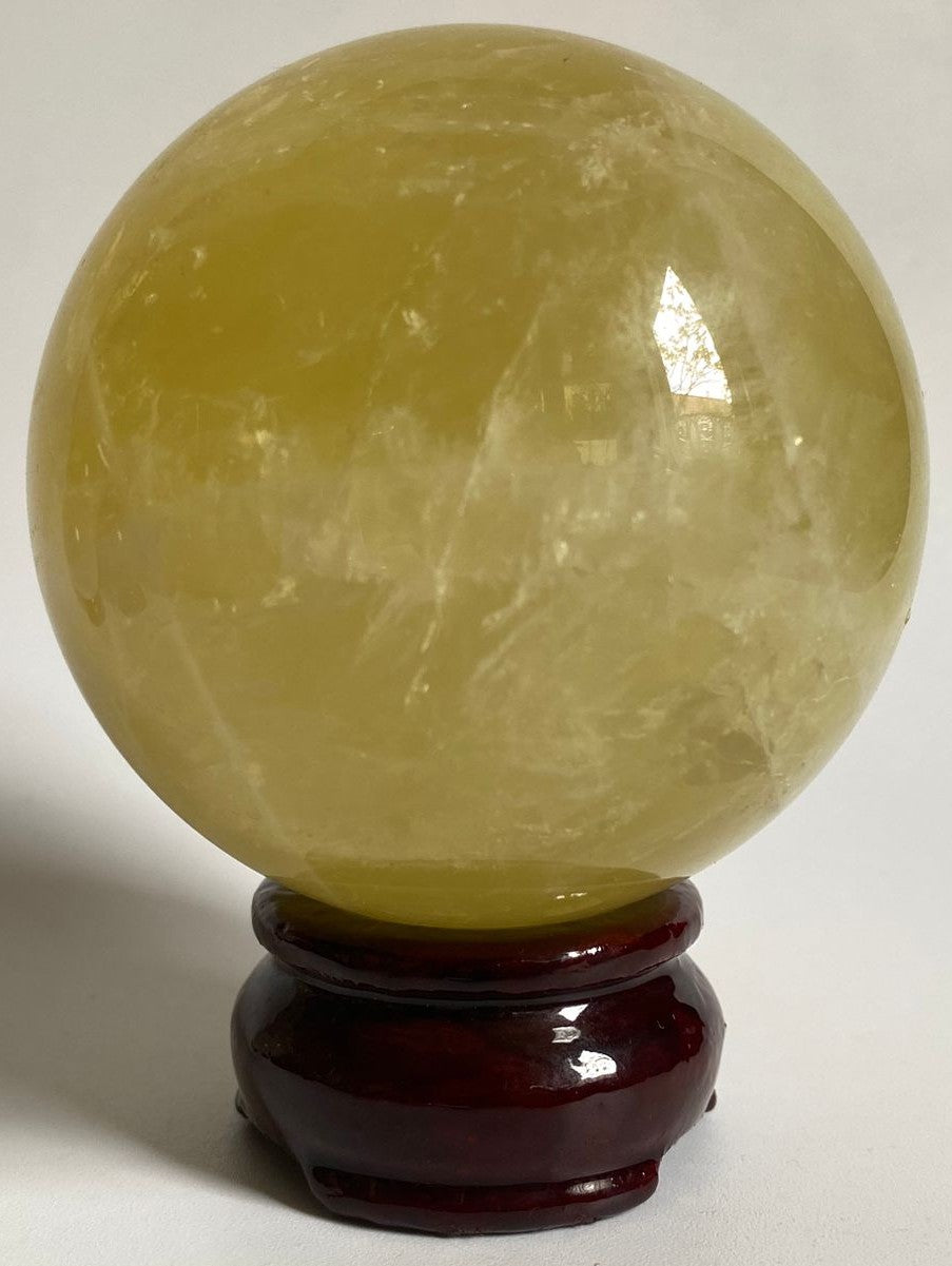 Sfera de 7.6cm din piatra semipretioasa de citrin pe suport din lemn cu fundal alb