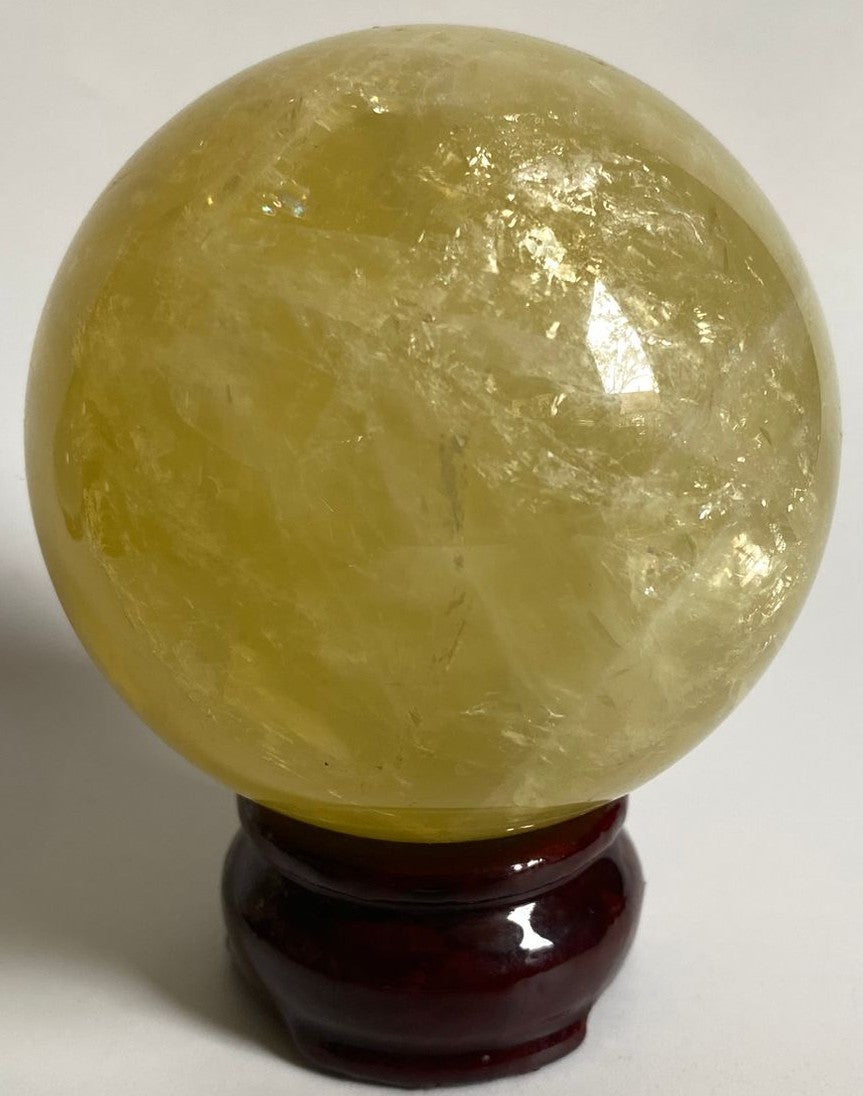 Sfera decorativa de 7.6cm din piatra semipretioasa de citrin pe suport din lemn cu fundal alb