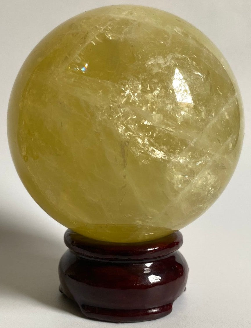 Sfera decorativa de 7.6cm din cristal de citrin pe suport din lemn cu fundal alb