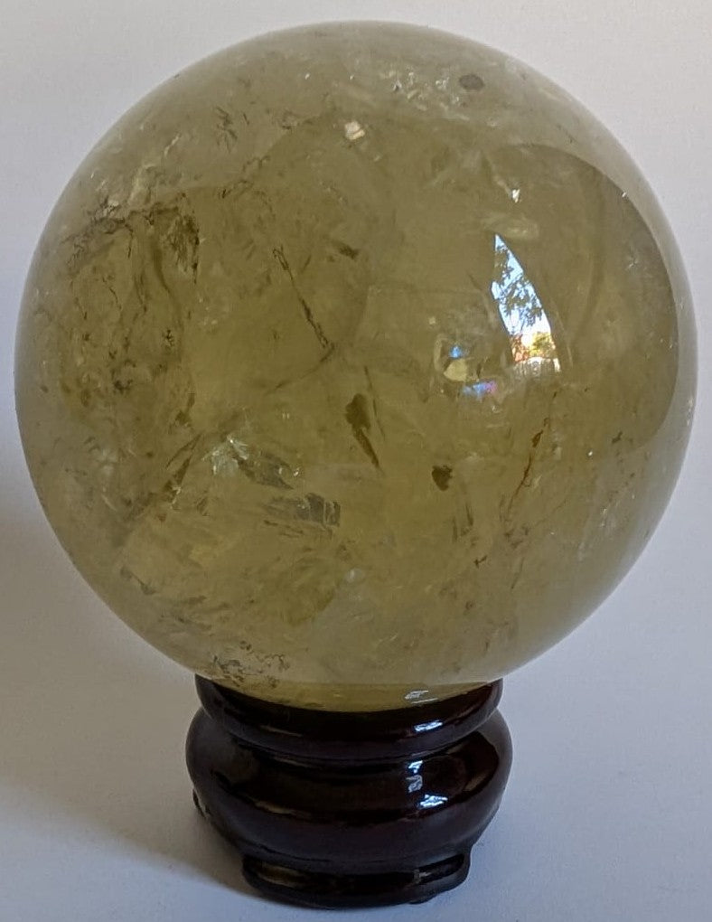 Sfera de 7.2cm din piatra semipretioasa de citrin pe suport din lemn cu fundal alb