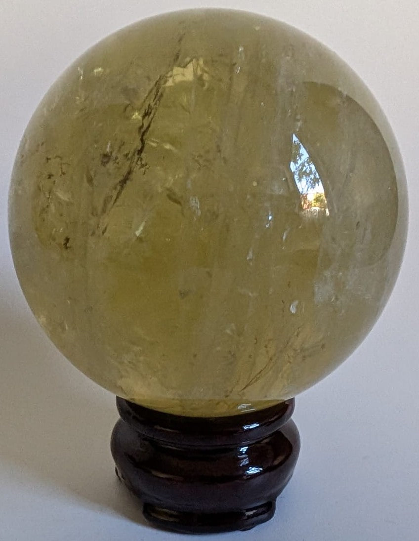 Sfera de 7.2cm din cristal de citrin pe suport din lemn cu fundal alb