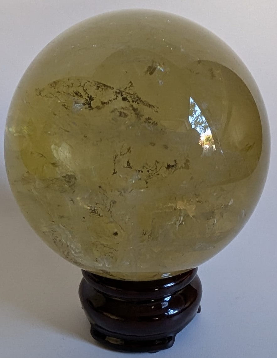 Sfera decorativa de 7.2cm din piatra semipretioasa de citrin pe suport din lemn cu fundal alb
