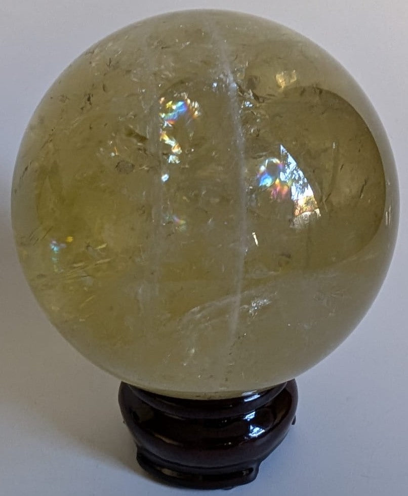 Sfera decorativa de 7.2cm din cristal de citrin pe suport din lemn cu fundal alb