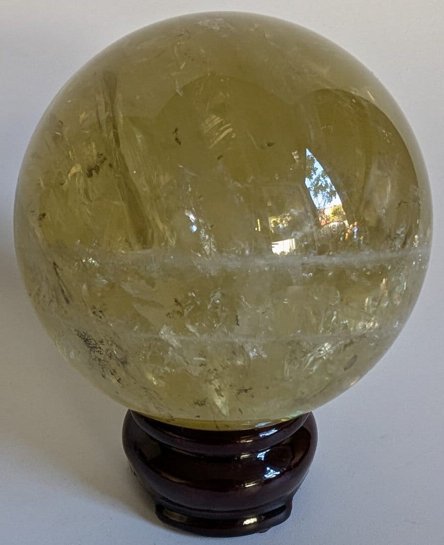 Sfera unicat de 7.2cm din piatra semipretioasa de citrin pe suport din lemn cu fundal alb