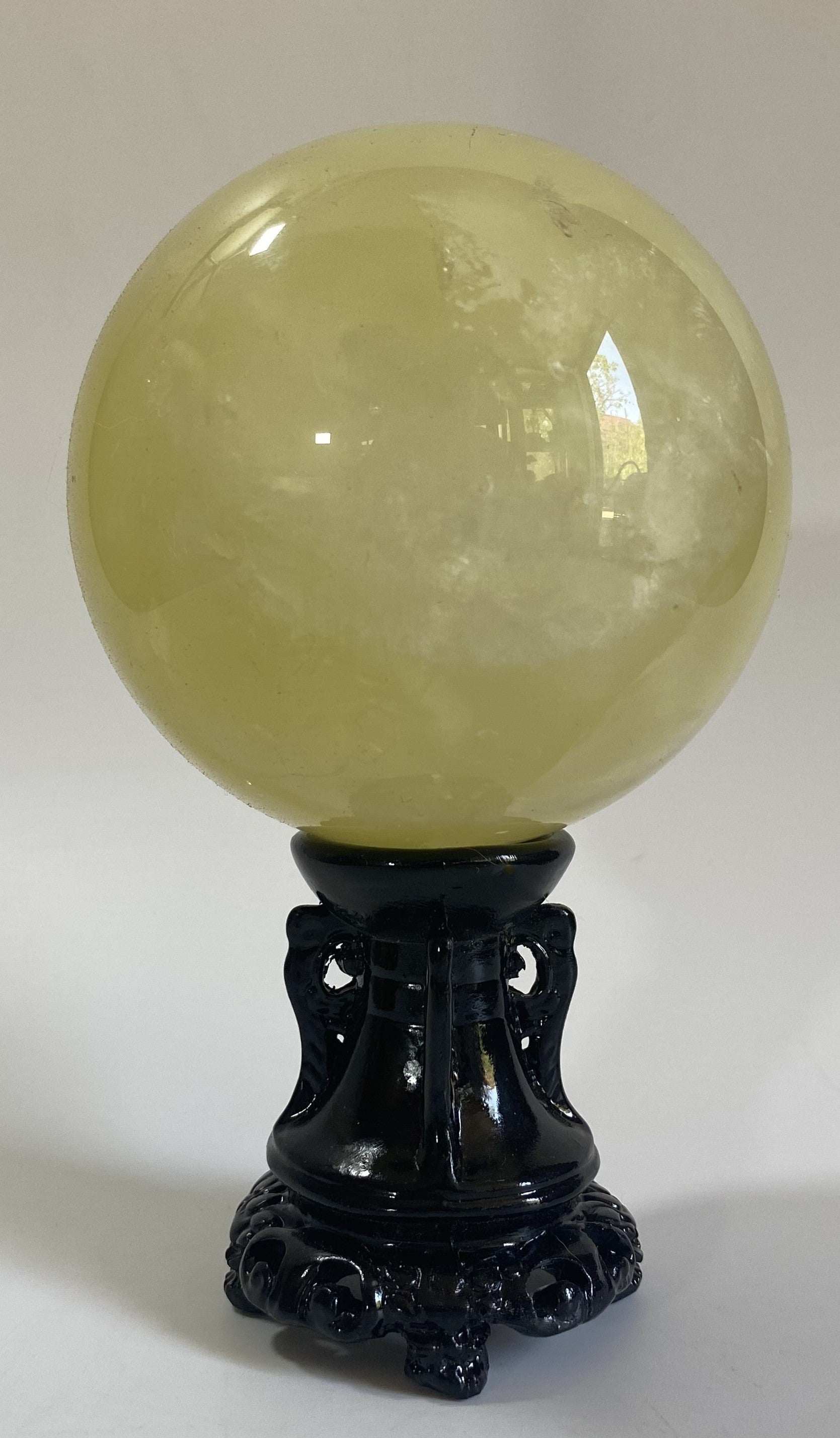 Sfera din Citrin pe suport negru decorativ, piatra semipretioasa galbena translucida
