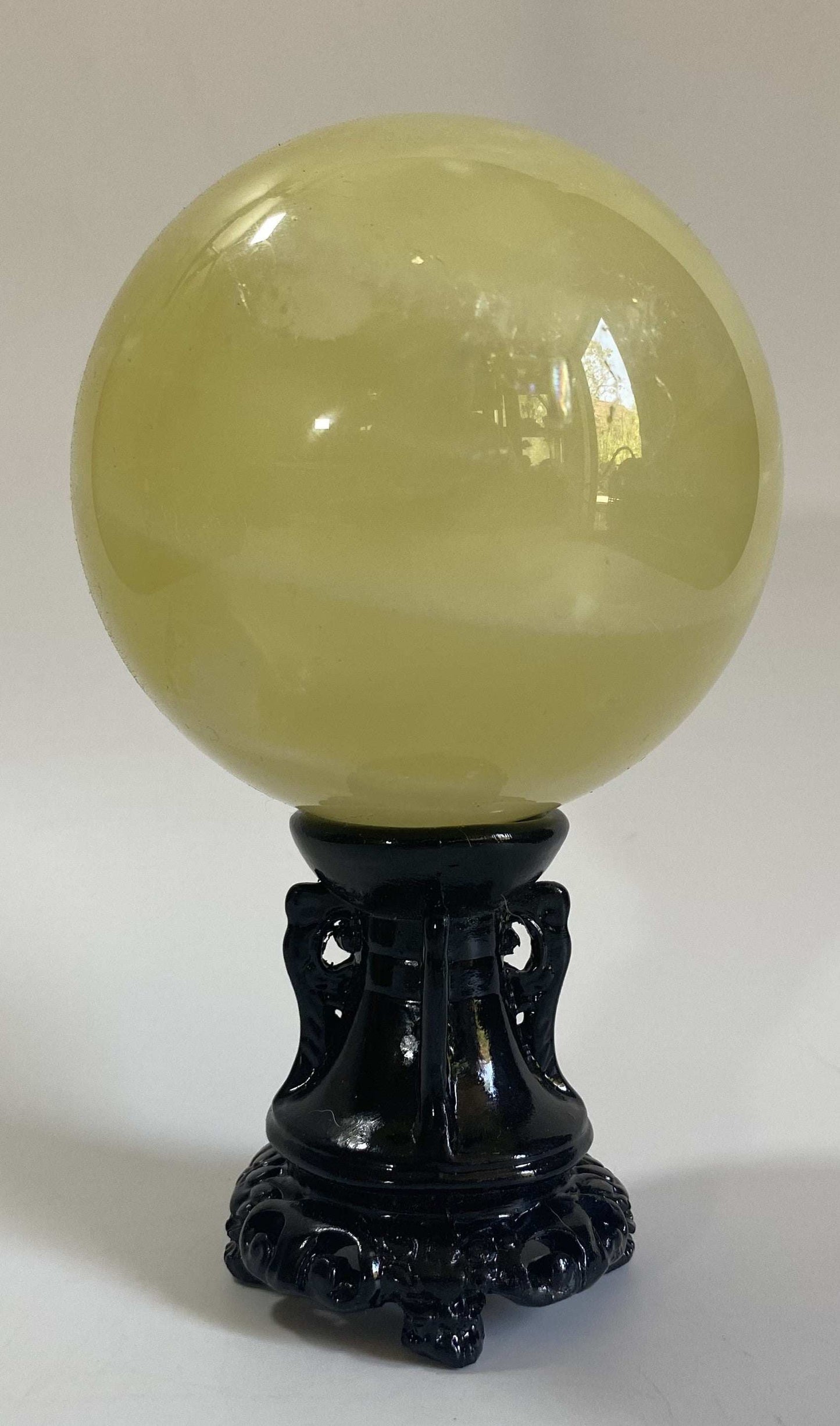 Sfera din Citrin galbenă pe suport negru ornamental