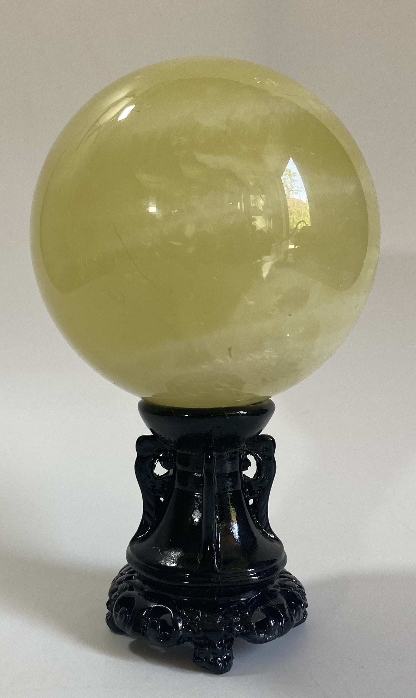 Sfera din Citrin galbenă pe suport negru ornamental