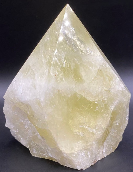 Varf polisat din piatra semipretioasa de citrin pe fundal negru