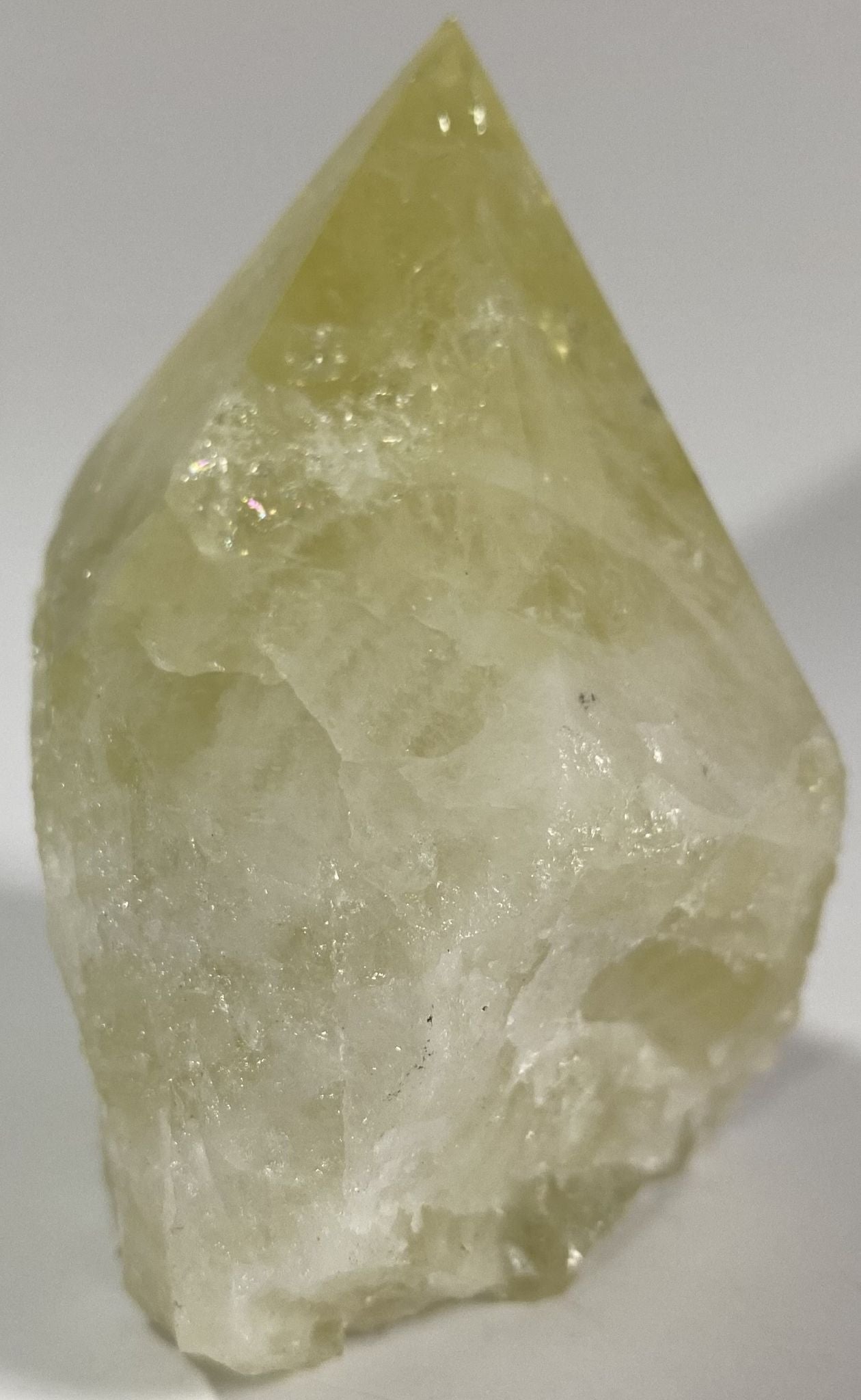 Varf polisat de 8.1cm din cristal de citrin pe fundal alb