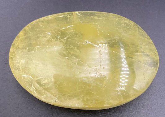 Palm Stone din piatra semipretioasa de citrin pe fundal negru