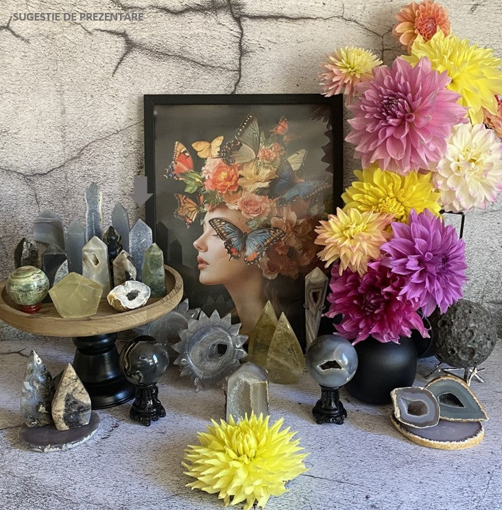 Decor cu obelisc din piatra semipretioasa de coral albastru cu vaza cu dalii