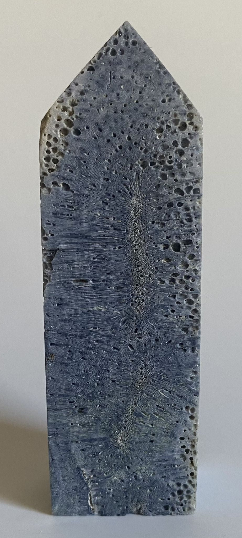 Obelisc din piatra semipretioasa de coral albastru pe fundal alb