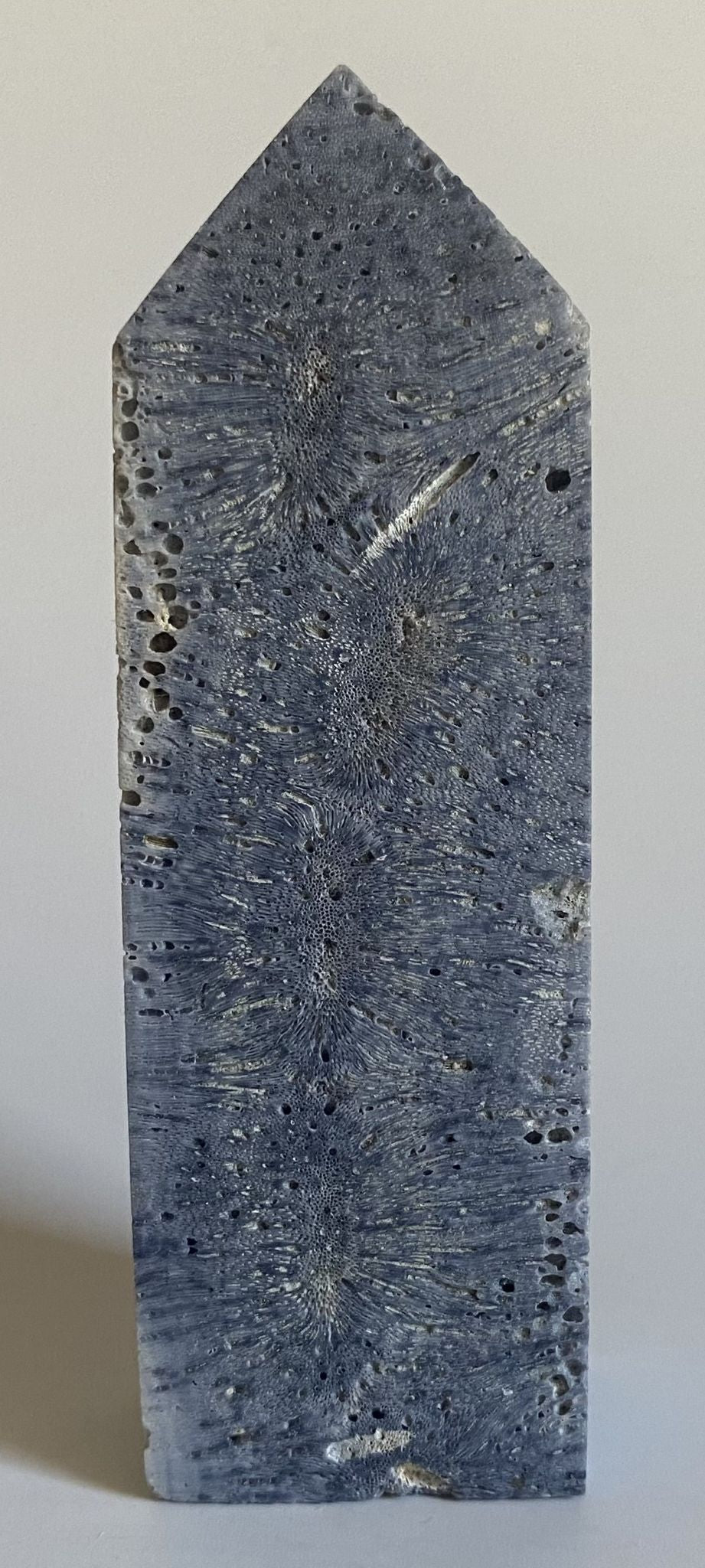 Obelisc din cristal de coral albastru pe fundal alb