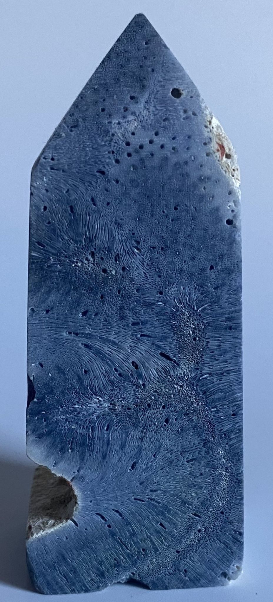 Obelisc din cristal de coral albastru pe fundal alb