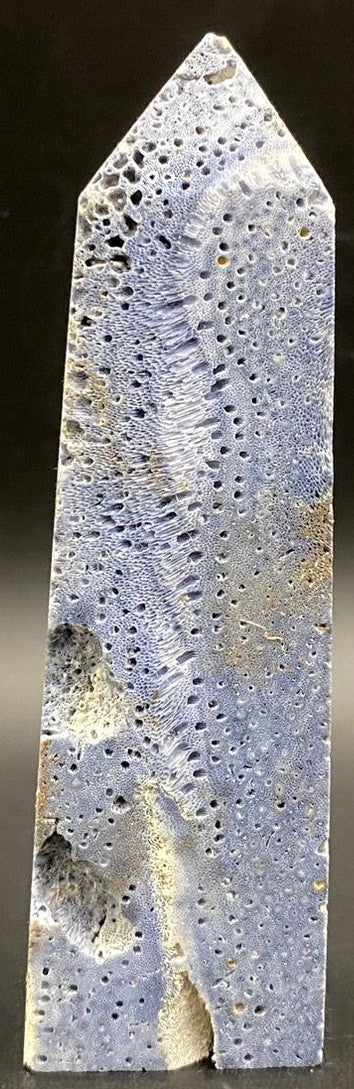 Obelisc din piatra semipretioasa de coral albastru pe fundal negru