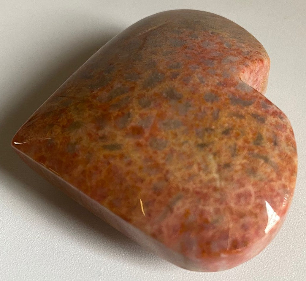 Inima decorativa de 5.5cm din cristal de coral fosilizat pe fundal alb