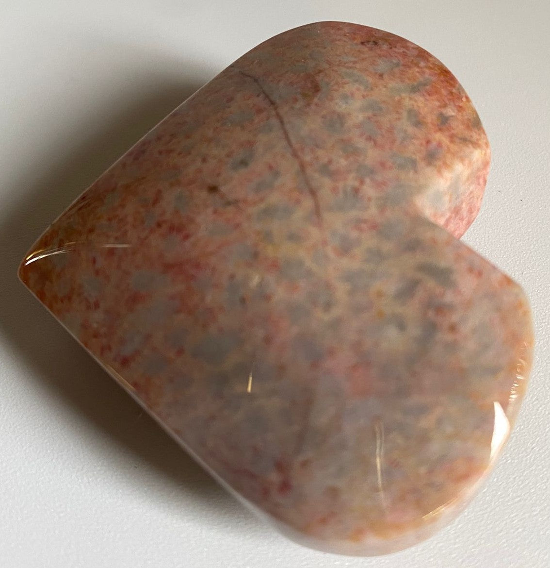 Inima unicat de 5.5cm din piatra semipretioasa de coral fosilizat pe fundal alb