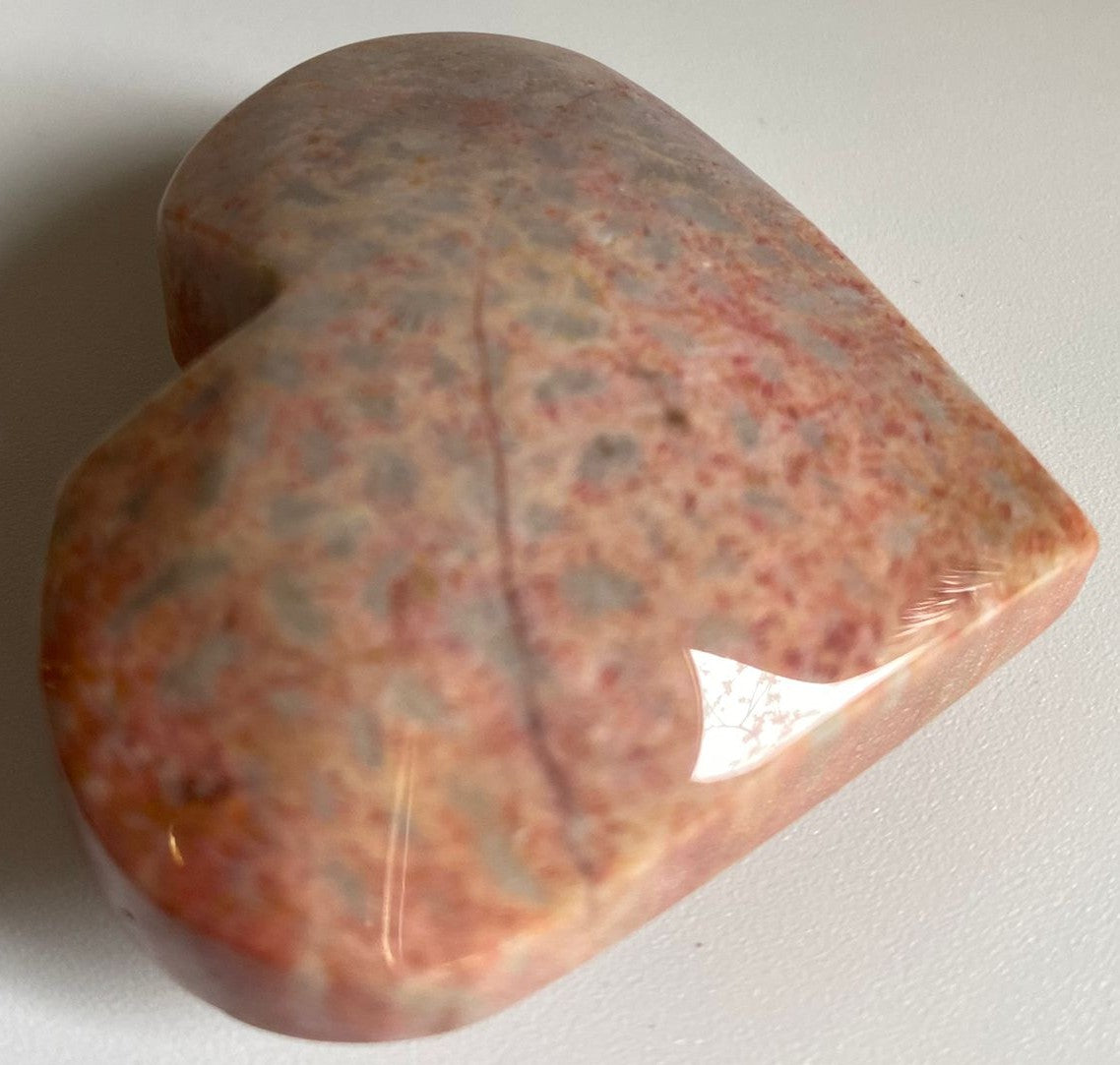 Inima unicat de 5.5cm din cristal de coral fosilizat pe fundal alb