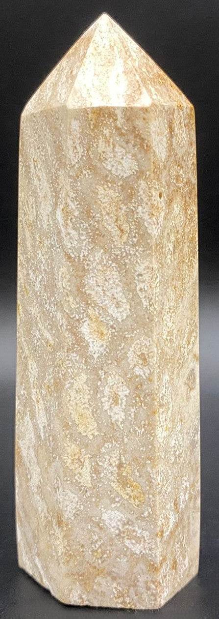 Obelisc din coral fosilizat natural de 8.6 cm, piatră semiprețioasă
