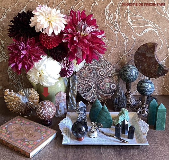 Idee de decor cu cristale din jasp, coral fosilizat, fluorit si obsidian cu tablou cu copac mistic si vaza cu dalii rosii si albe