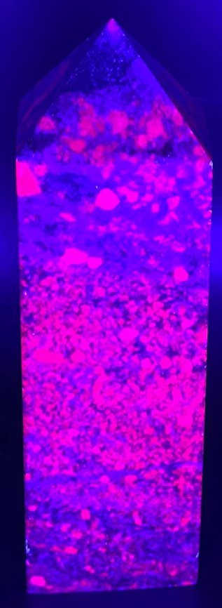 Obelisc de 12.1cm din piatra semipretioasa de corindon in cianit sub lumina UV