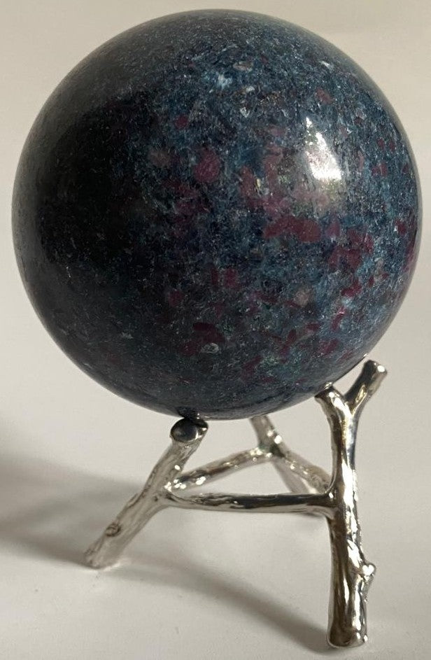 Sfera din cristal de corindon in cianit pe suport din metal cu fundal negru
