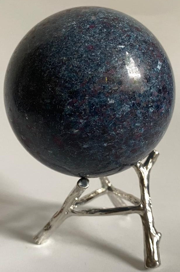 Sfera de 7cm din piatra semipretioasa de corindon in cianit pe suport din metal cu fundal alb