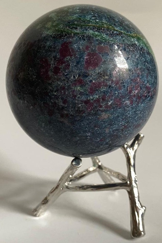 Sfera de 7cm din cristal de corindon in cianit pe suport din metal cu fundal alb