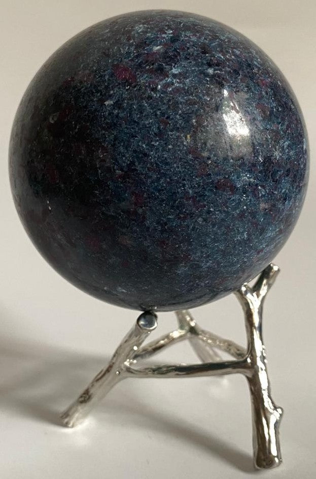 Sfera decorativa de 7cm din piatra semipretioasa de corindon in cianit pe suport din metal cu fundal alb