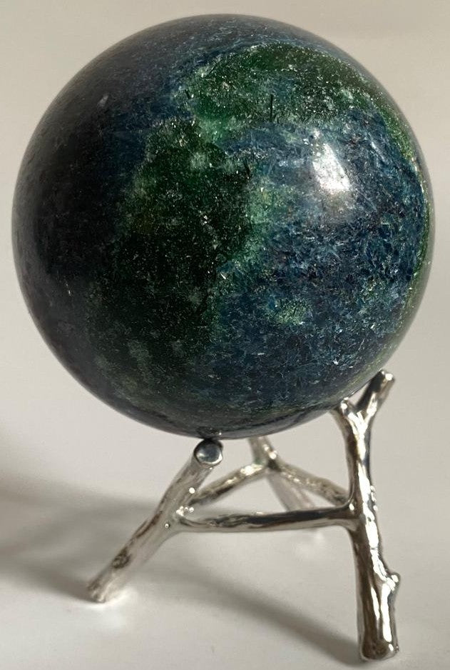 Sfera decorativa de 7cm din cristal de corindon in cianit pe suport din metal cu fundal alb